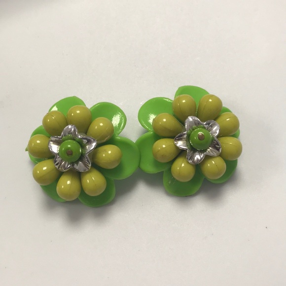 VINTAGE Green Plastic Flower Earrings - Picture 2 of 6